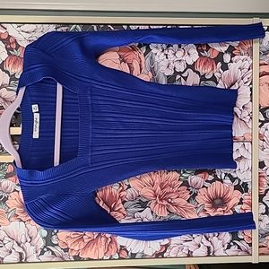 Stretchy blue sweater